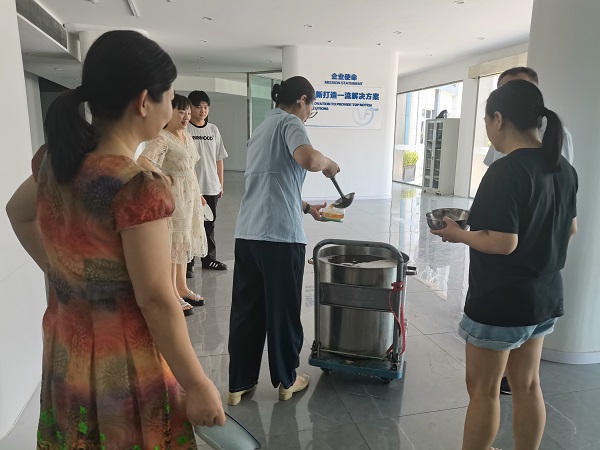 四川飛球員工抗酷暑堅守崗位，公司戰高溫凝聚關懷全力以赴保生產