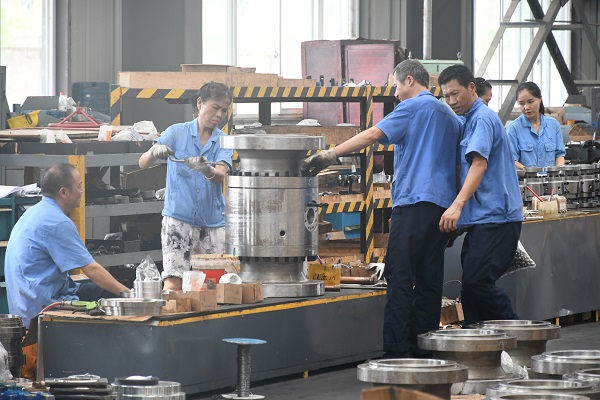 四川飛球員工抗酷暑堅守崗位，公司戰高溫凝聚關懷全力以赴保生產